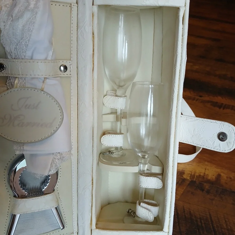 Picnic Time LEGACY Travel Wine Bottle  Leatherette Case Honeymoon Edition NOS